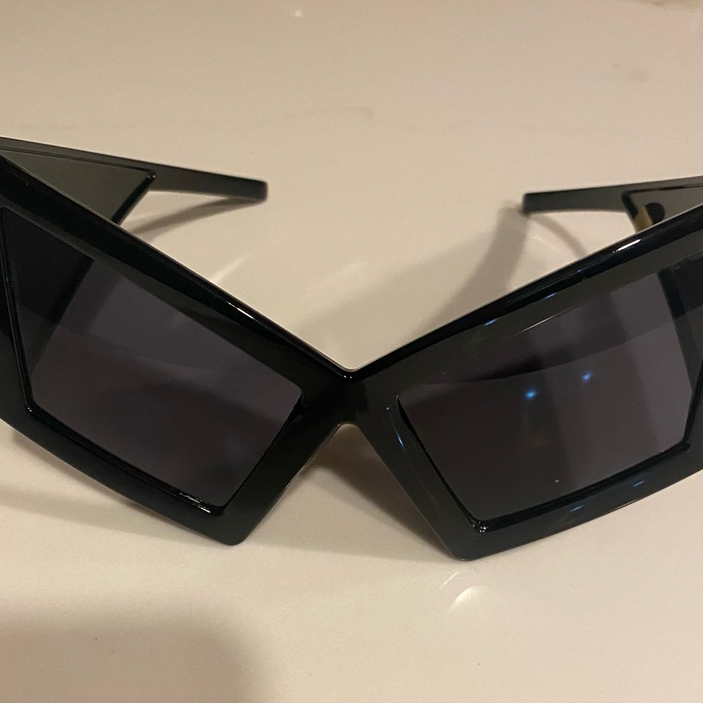 Chic Black Sunglasses with case
